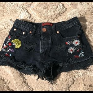 Signature 8 black flower denim shorts